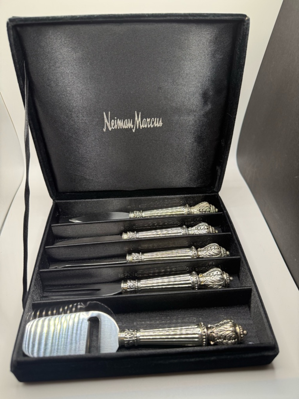 Neiman Marcus Vintage Silver-Tone Godinger Ornate Cheese Knife Set. 5 Pcs.+Case.